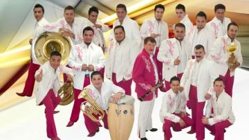 La Banda Estrellas de Sinaloa se hace acompañar en este tema de El Mimoso.
