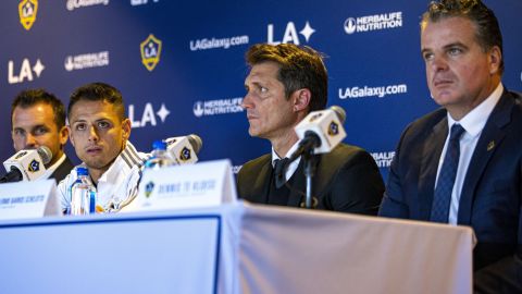 Dennis te Kloese (der.) en la presentación de 'Chicharito'.