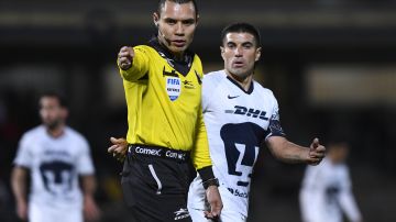 El árbitro, José Baños, fue suspendido por la acción.