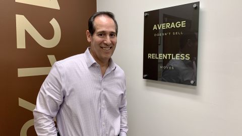 Jorge Campos, un inmigrante mexicano emprendedor. (Araceli Martínez/La Opinión)