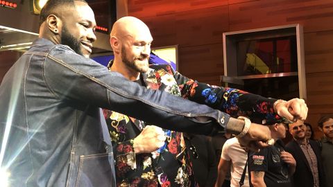 Deontay Wilder y Tyson Fury  en un estudio de FOX.