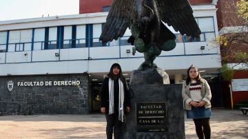 Areli Nava (derecha) y Miriam Estrada, dos estudiantes que empujan el fin del acoso universitario.