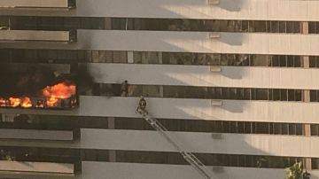 El incendio comenzó en el piso 6, pero afectó cuatro pisos más en el edificio ubicado en Brentwood, al oeste de Los Ángeles.