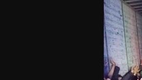 Los 63 en la caja de tráiler.