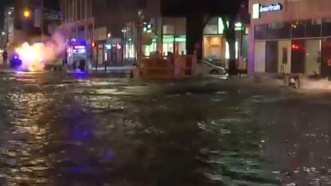 Las autoridades tratan de drenar el agua desde antes de las 5:00 a.m.