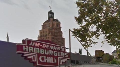 El famoso Jim-Denny's, en el centro de Sacramento, ha cerrado sus operaciones, luego de 85 años de servir hamburguesas en la zona.