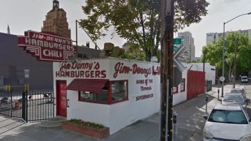 El famoso Jim-Denny's, en el centro de Sacramento, ha cerrado sus operaciones, luego de 85 años de servir hamburguesas en la zona.