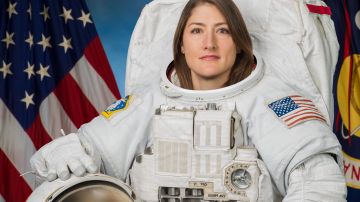 Retrato oficial de la astronauta de la NASA Christina Koch.
