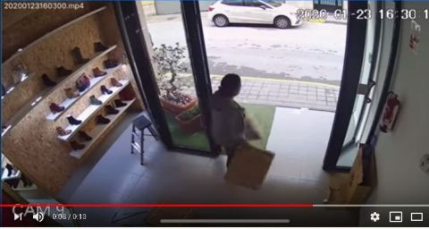 La mujer entró sigilosamente a la zapatería para hacer el robo.