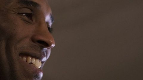 Kobe Bryant sonríe mientras atiende a los reporteros en uno de los juegos de su despedida.