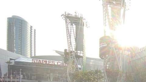 Una densa niebla cubrió el área de Los Ángeles, lo que probablemente provocó el accidente  que cobró la vida de la estrella del básquetbol. En la imagen, seguidores homenajeándolo en el Staples Center.