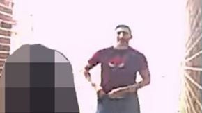 Imágen del sospechoso en la residencia de la víctima.