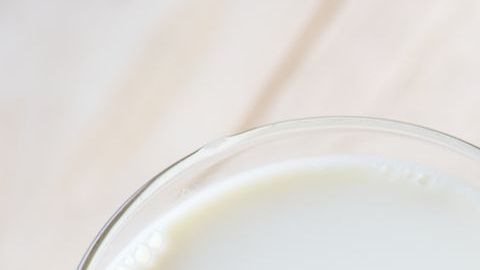 Comer soja todos los días, durante al menos un mes puede aumentar el colesterol HDL en 1.4 mg/dL y reducir el LDL "malo" en aproximadamente 4 mg/dL. Además es un alimento ricos en proteínas, fibra y de lo más saciante.