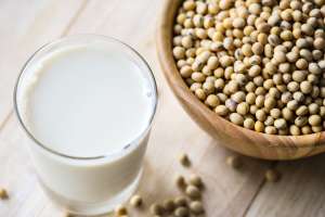 Colesterol alto: beber leche de soja a diario ayuda a bajarlo