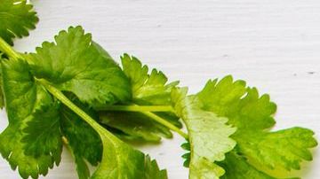 Las lentejas son un alimento cardioprotector: son bajas en grasa, ricas en proteínas, fibra, minerales, vitaminas, antioxidantes e hidratos de carbono de absorción lenta.