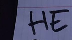 El letrero que llevaba mostrando la niña.