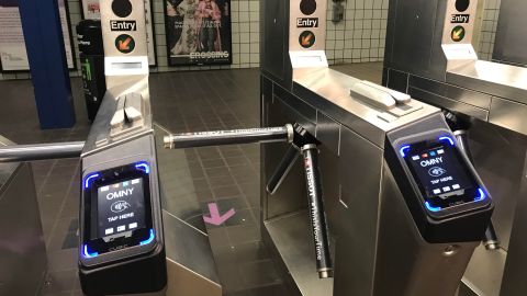 El sistema de pago de tarifa única OMNY, para ingreso al subway, ya está siendo utilizado en la estación de la calle 42.