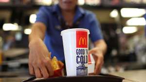 Empleado de McDonald's paga comida de cliente que olvidó su cartera, y le dan $27,000 en agradecimiento