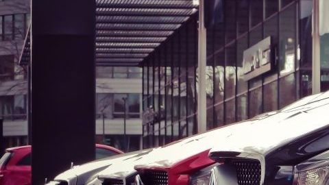 mercedes-benz-parked-in-a-row-164634