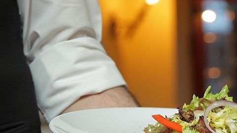 Trabajar de mesero podría ser muy lucrativo si conoces estas estrategias.