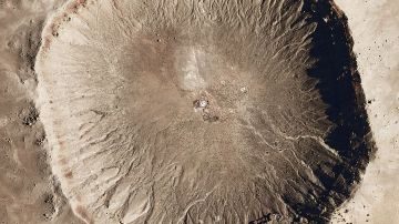 Este cráter de meteorito conocido como el cráter Barringer, tiene solo 50,000 años y se ha conservado en el clima árido de la meseta de Colorado.