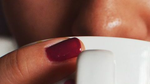 mujer-taza-té-pxhere