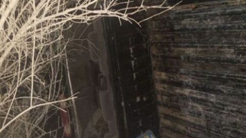 Narcos del Cártel del Noreste vuelcan su troca tras persecución.