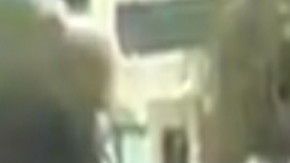 VIDEO: Sicarios roban camionetas a dos familias, así se las quitaron.
