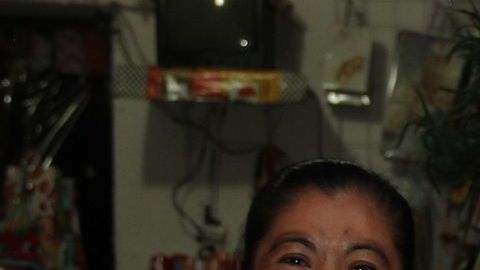 Nayeli Flores encontró trabajo como vendedora: sabe sacar cuentas pero no leer muy bien