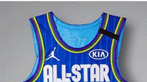 También tiene incluida la estrella de seis puntas que está en la bandera de la ciudad.