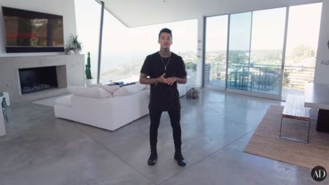 El skater Nyjah Huston presentó su mansión en California para Architectural Digest.