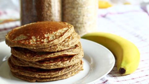 Estos panqueques de avena son una dulce alternativa de desayuno saludable y nutritivo, fáciles de preparar, sin azúcar y sin lácteos