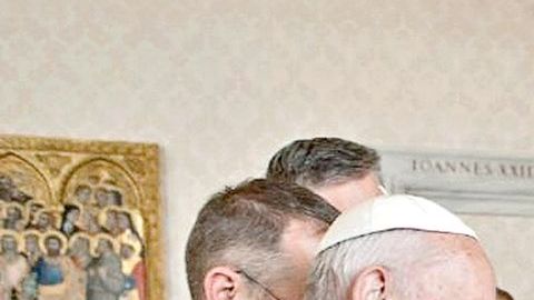 El obispo de Kansas City le entregó el obsequio al líder de la iglesia católica.