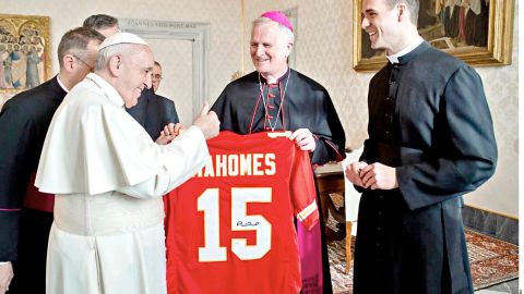 El obispo de Kansas City le entregó el obsequio al líder de la iglesia católica.