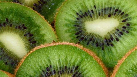 Los kiwis son una fruta rica en fibra, minerales, vitaminas y mucha agua, que benefician la regulación intestinal. Además, son muy ricos en vitamina C que protege al sistema inmune.