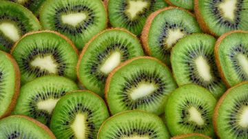Los kiwis son una fruta rica en fibra, minerales, vitaminas y mucha agua, que benefician la regulación intestinal. Además, son muy ricos en vitamina C que protege al sistema inmune.