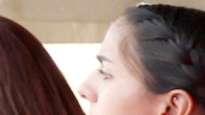 Dos mujeres refugiadas tras el terremoto en el campamento dispuesto por la Guardia Nacional de Puerto Rico en la pista atlética de Peñuelas.