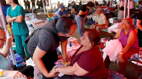 Dos mujeres refugiadas tras el terremoto en el campamento dispuesto por la Guardia Nacional de Puerto Rico en la pista atlética de Peñuelas.