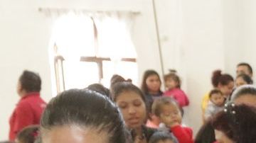 José Rivas entregando regalos a los niños de Monterrey.