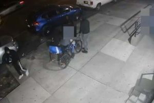 Video: Hombre completamente desnudo provocó trifulca en calle de Nueva York