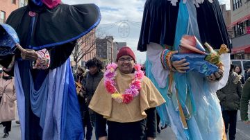 El activista Marco Saavedra participa del Desfile de los Reyes Magos en El Barrio.