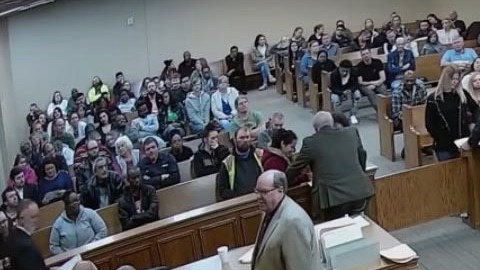 El momento en que saca el cigarrillo de marihuana.
