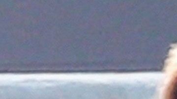 Justin Bieber y Selena Gómez platicando.