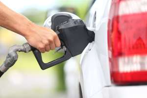 Policía advierte a automovilistas de robos de gasolina por precios altos