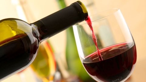 Utilizar vino para cocinar es una buena alternativa para limitar el uso de grasas.