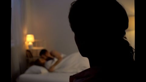 La mujer pescó a su marido infraganti.