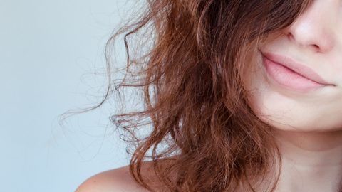 El agua de coco natural es popular por sus propiedades isotónicas.