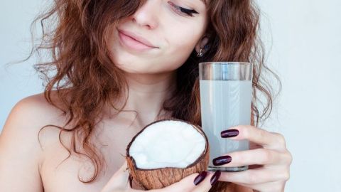El agua de coco natural es popular por sus propiedades isotónicas.