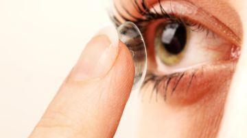 El uso ininterrumpido de lentes de contacto le provocó una úlcera que casi le hace perder la visión.