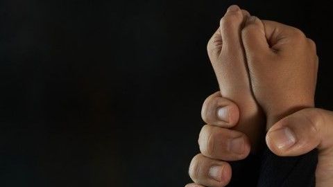 El sacerdote presuntamente abusó de un niño de 9 a 11 años en la década de los 80.